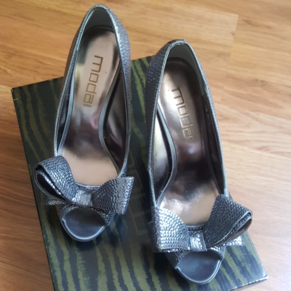 Moda Spana Chase heels pewter size 6 1/2.  Like new - Picture 2 of 5